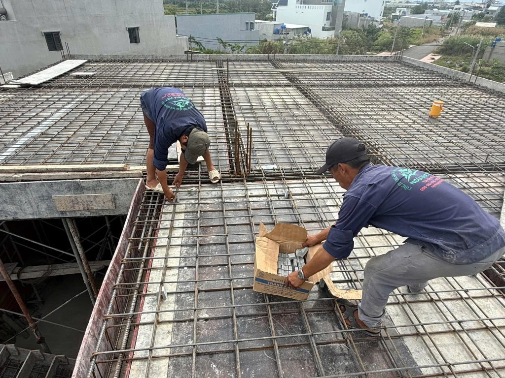 Cập nhật tiến độ đổ bê tông sàn 2 anh Chung, Long An